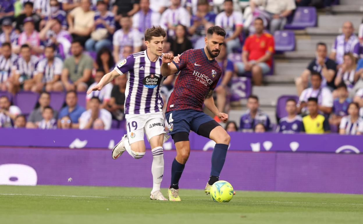 Toni pelea un balón 