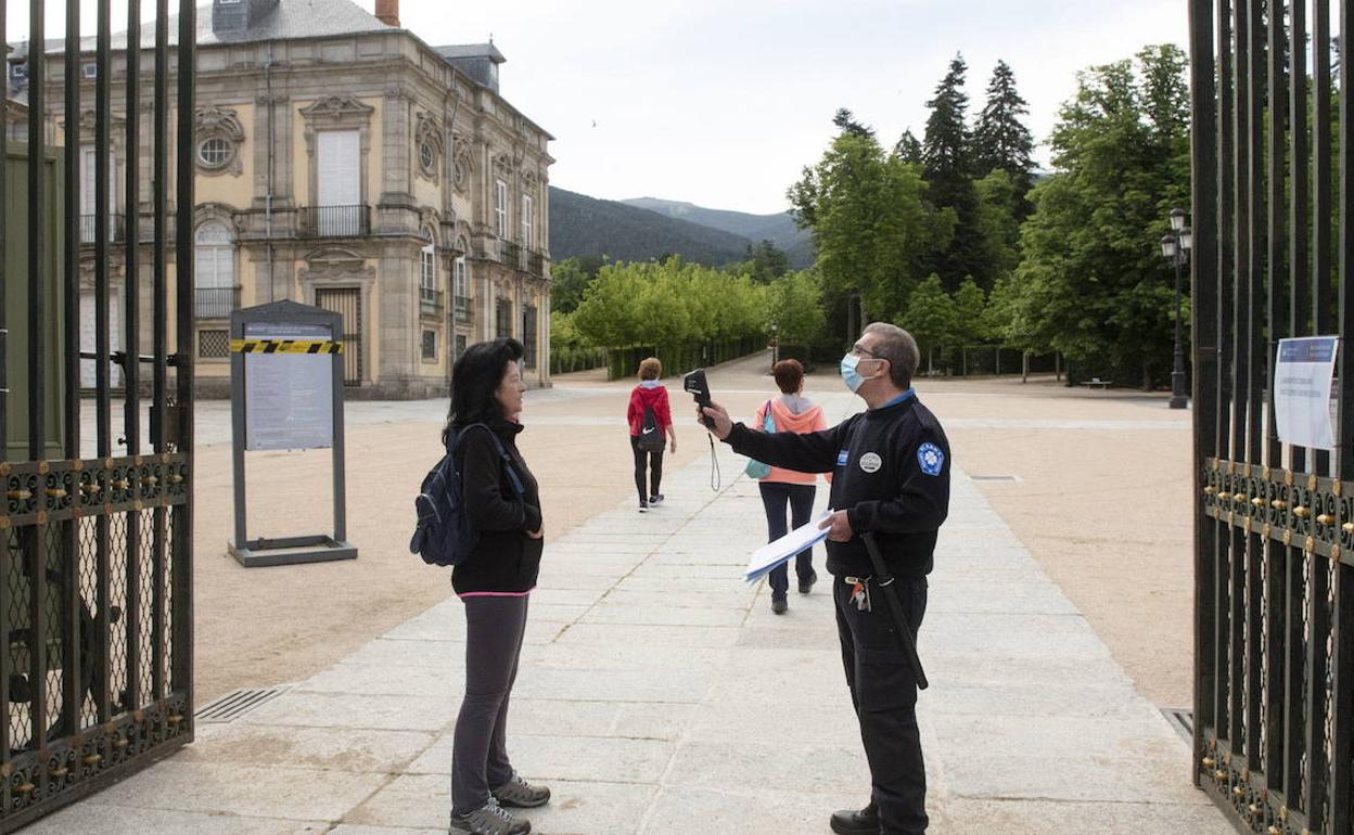 Control de temperatura durante la pandemia en la reapertura de los Reales Jardines de La Granja. 