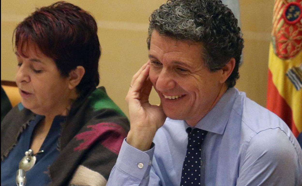 Andrés Torquemada sonríe junto a la alcaldesa, Clara Luquero, durante un pleno del Ayuntamiento de Segovia. 