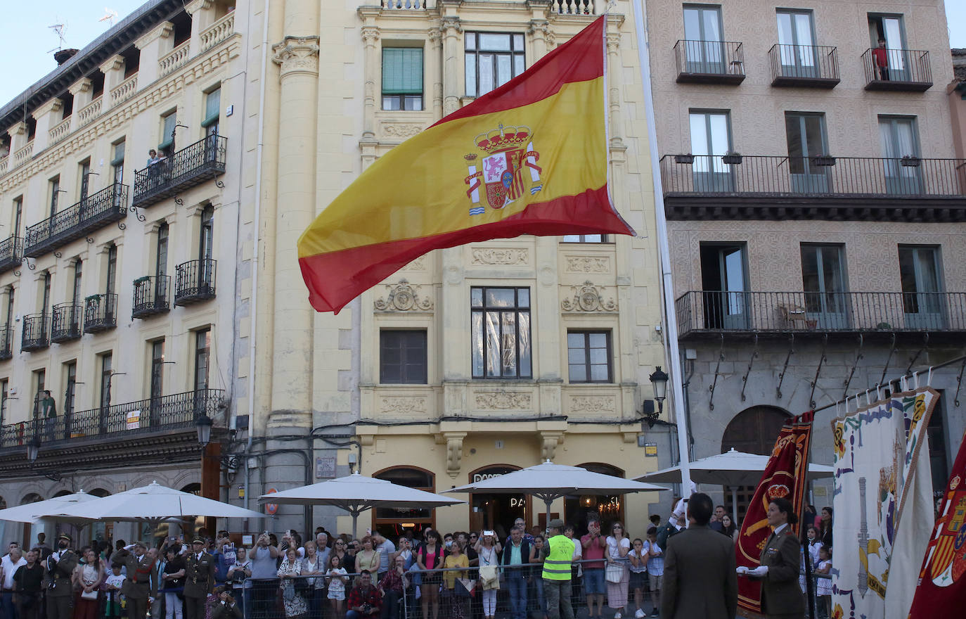 Arriado de la bandera nacional en la Plaza Mayor de Segovia.