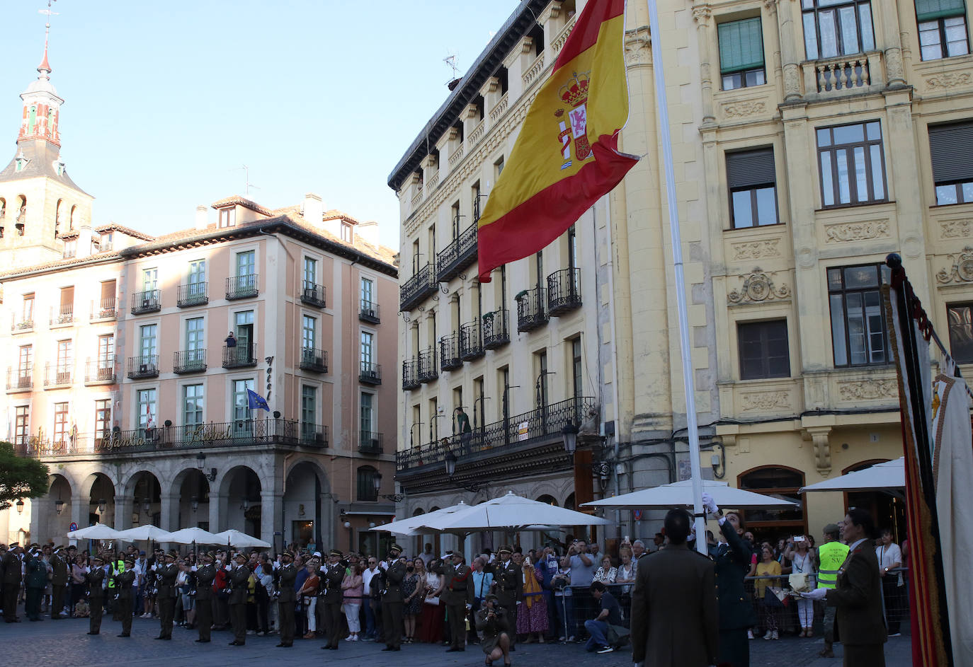 Arriado de la bandera nacional en la Plaza Mayor de Segovia.