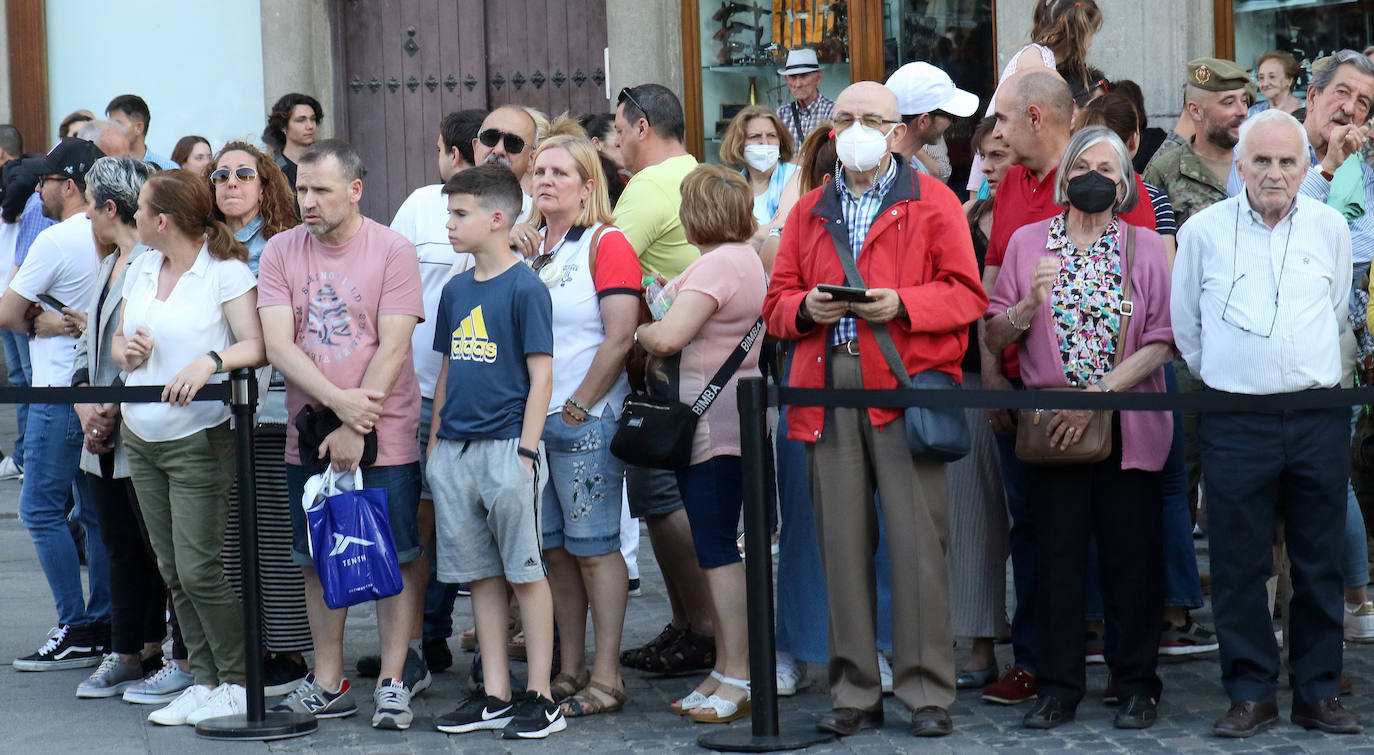 Arriado de la bandera nacional en la Plaza Mayor de Segovia.