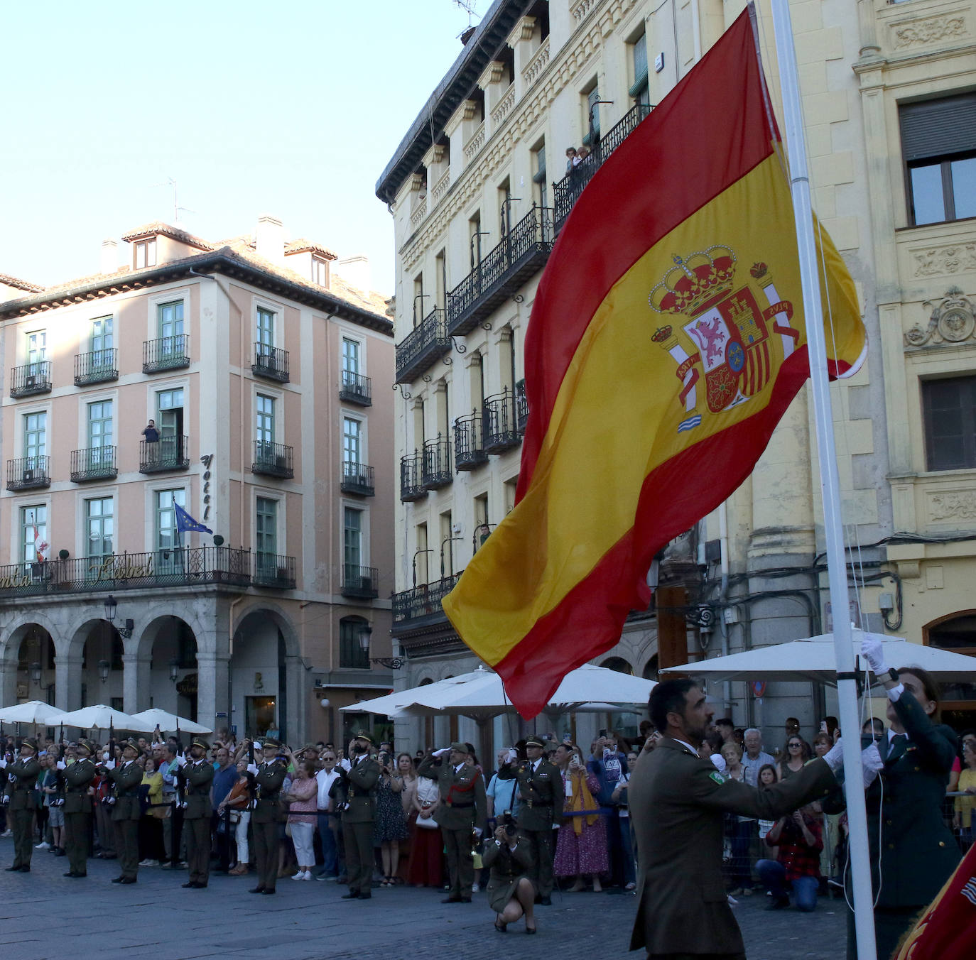 Arriado de la bandera nacional en la Plaza Mayor de Segovia.