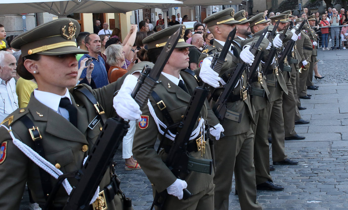 Arriado de la bandera nacional en la Plaza Mayor de Segovia.