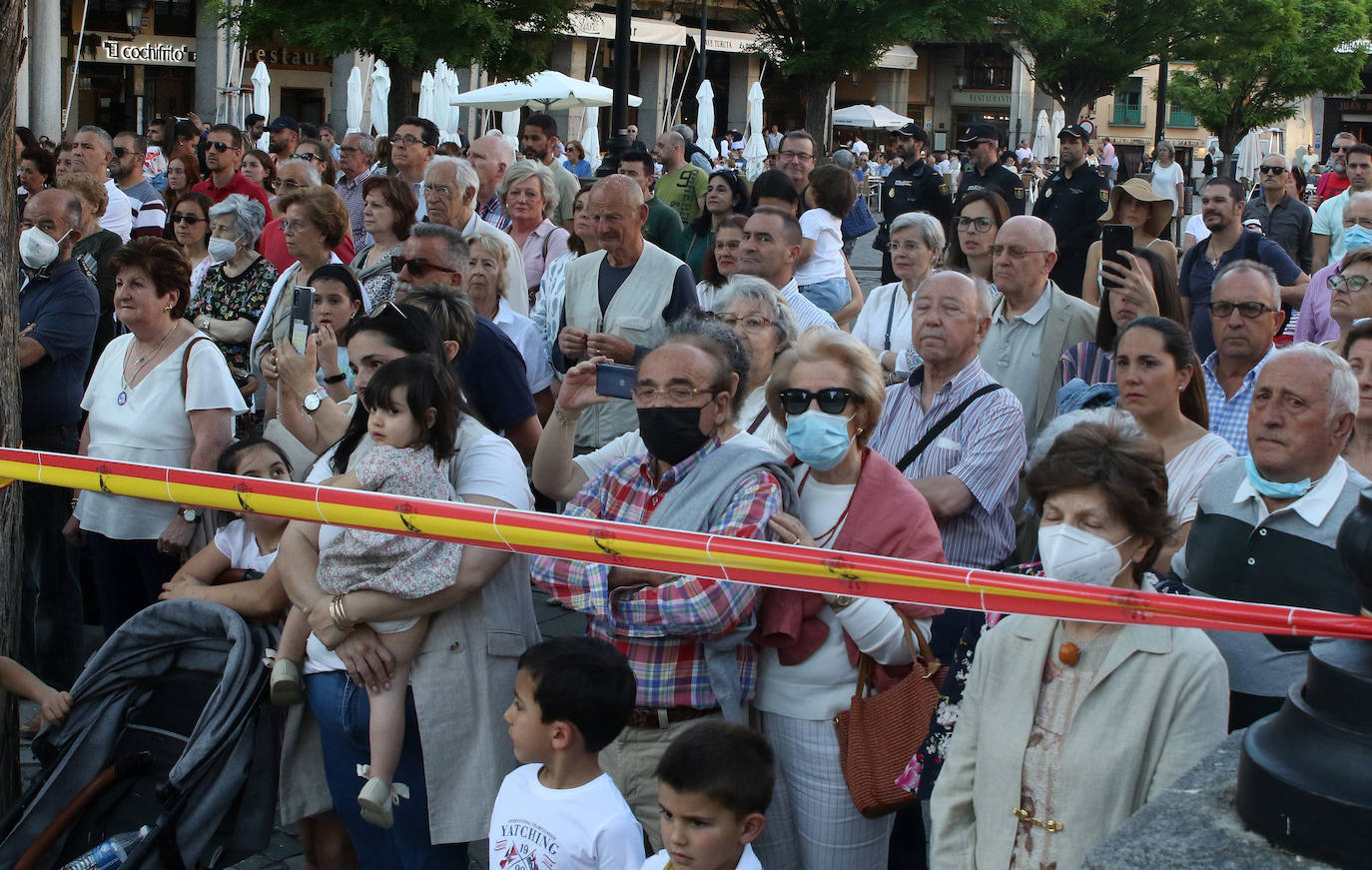 Arriado de la bandera nacional en la Plaza Mayor de Segovia.
