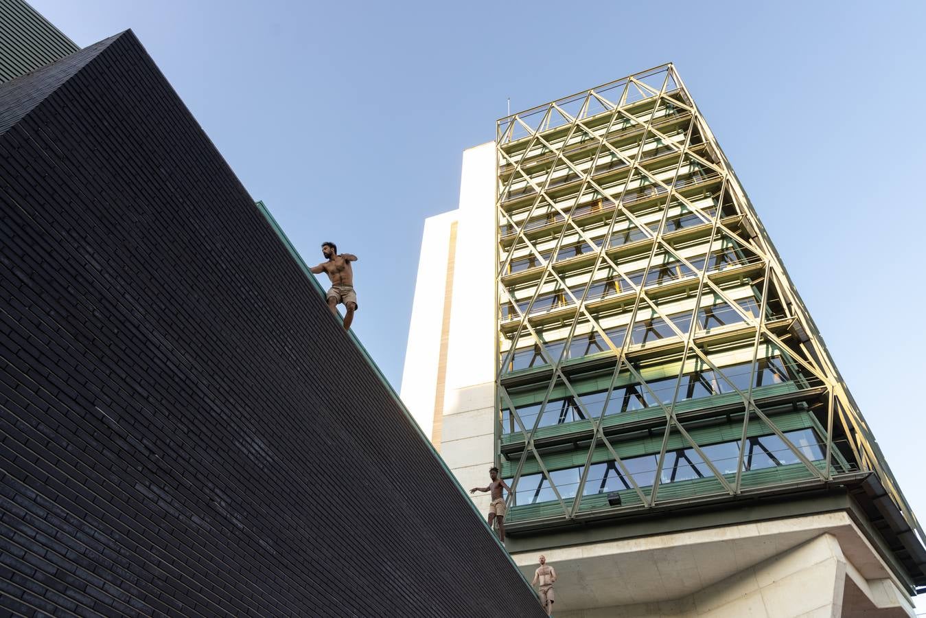 Fotos: Vértigo sobre las cornisas del Museo de la Ciencia, en Teatro de Calle de Valladolid