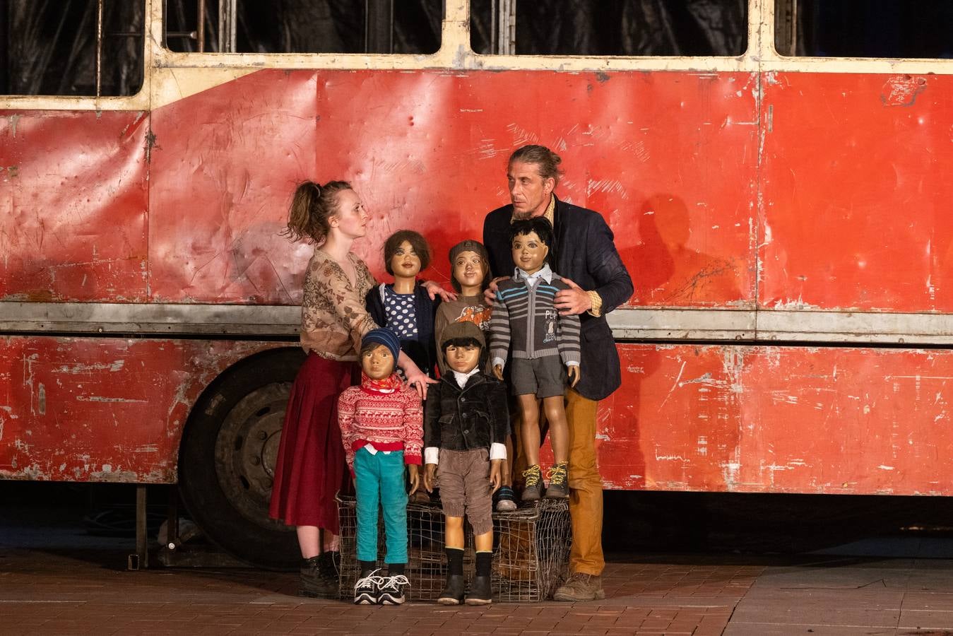 Fotos: La compañía polaca Teatr Biuro Podrozy lleva la guerra a la Plaza Mayor de Valladolid en el Teatro de Calle