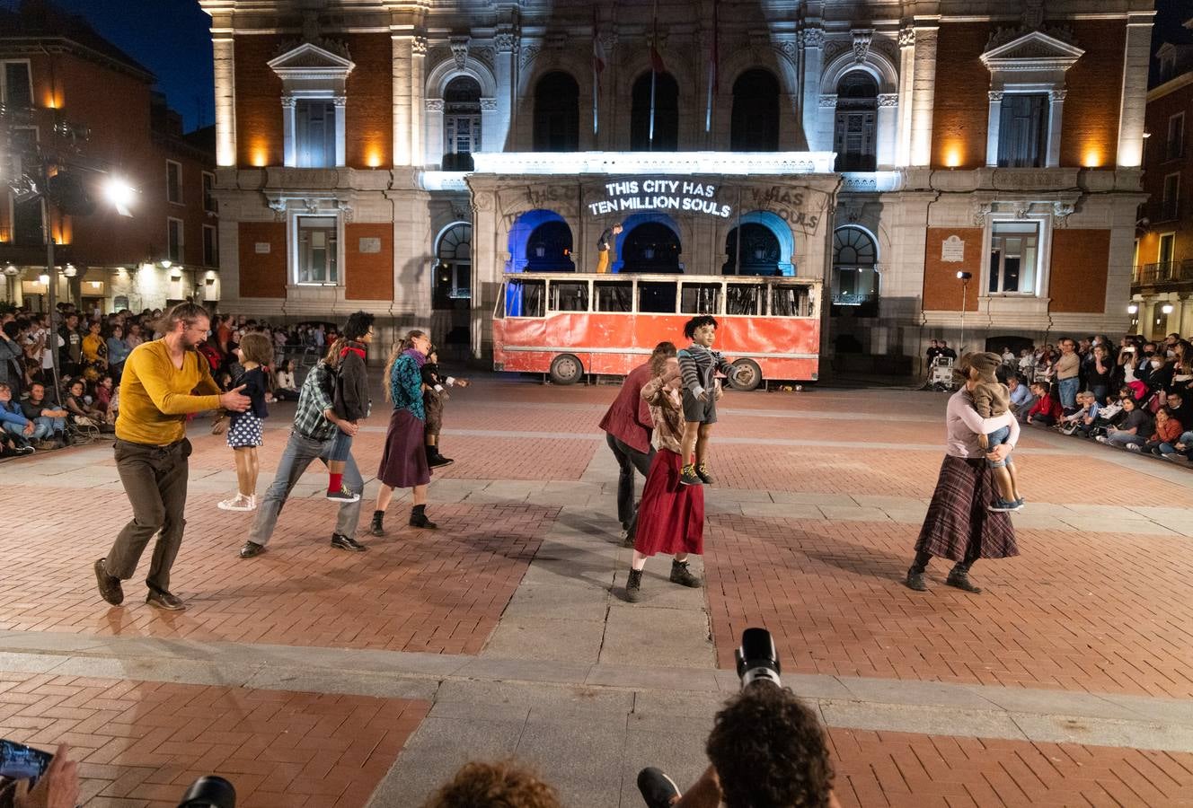 Fotos: La compañía polaca Teatr Biuro Podrozy lleva la guerra a la Plaza Mayor de Valladolid en el Teatro de Calle