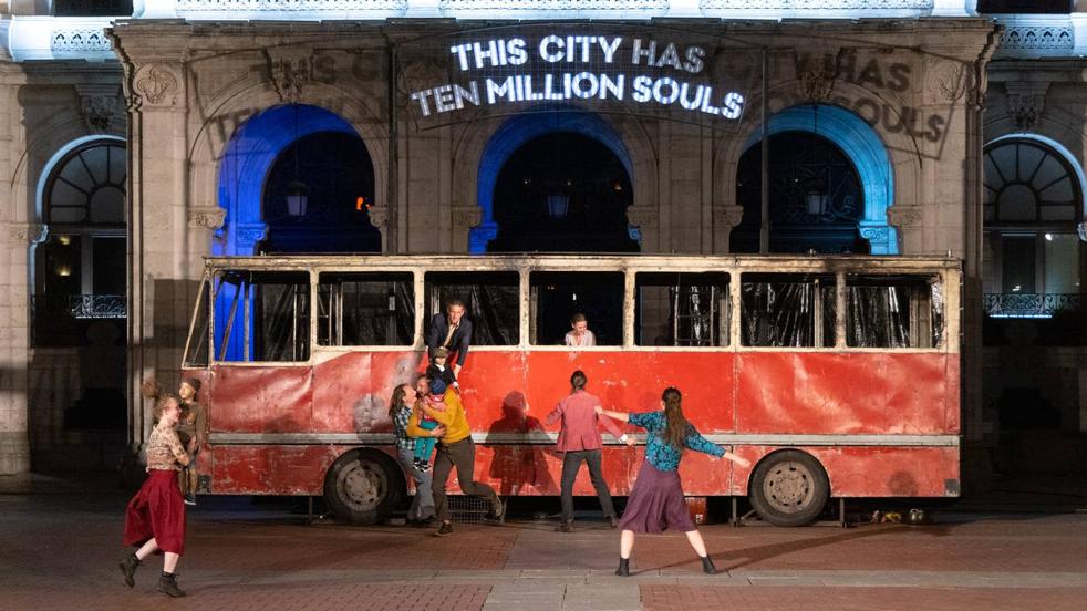 La compañía polaca Teatr Biuro Podrozy lleva la guerra a la Plaza Mayor de Valladolid en el Teatro de Calle