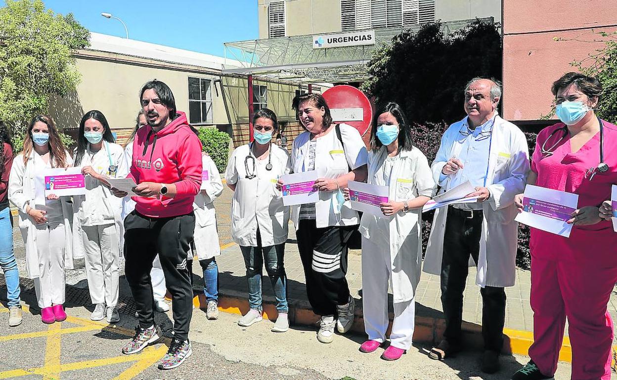 El médico de Urgencias Javier Calaveras lee el manifiesto arropado por sus compañeros de servicio, incluido el jefe del área, Gonzalo Ibáñez, segundo por la derecha.