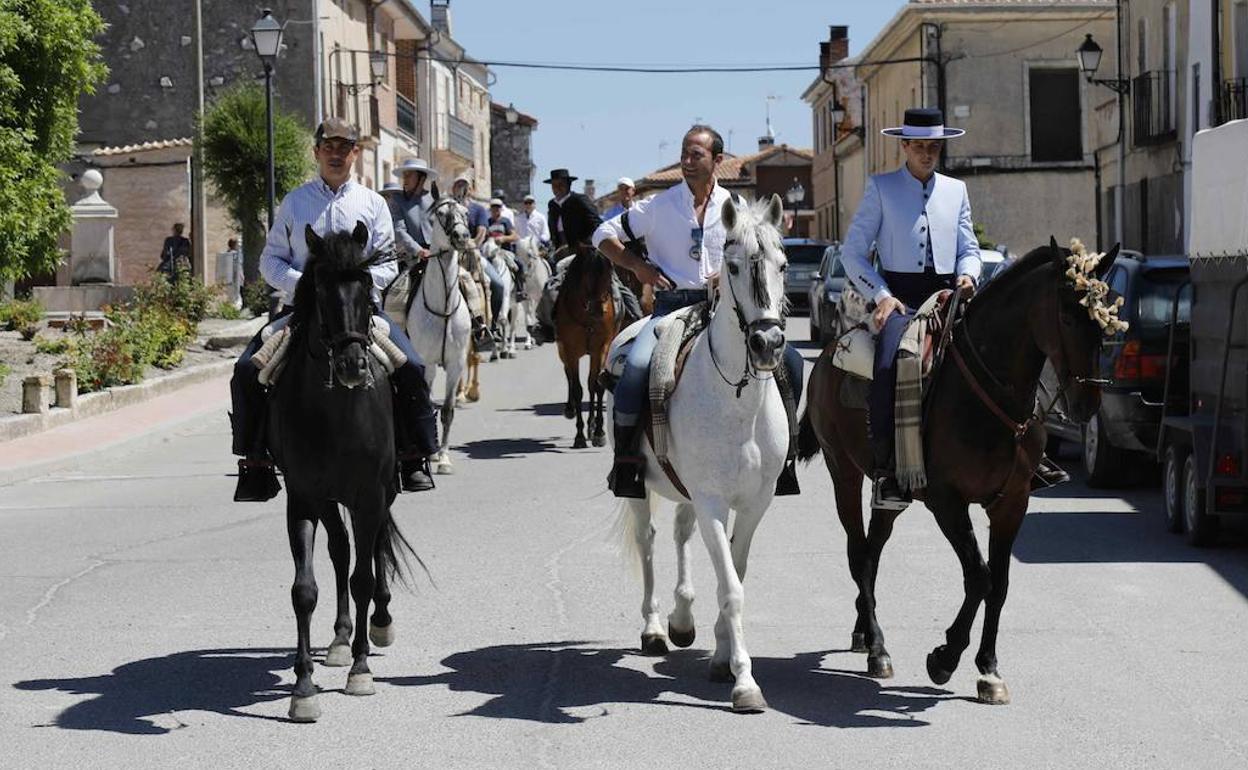 Paseo a caballo por las calles de Langayo. 