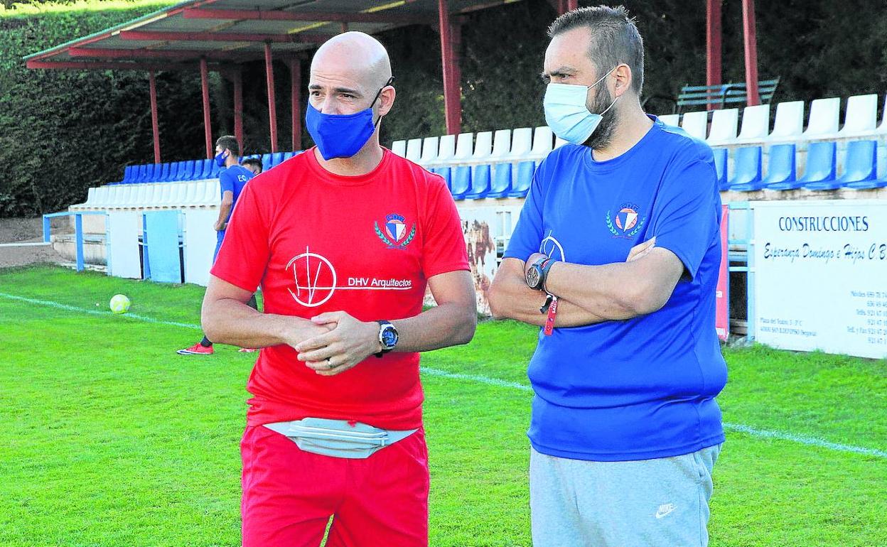 Ricardo dialoga con el presidente del club, José Luis Montero, al inicio de una pretemporada. 