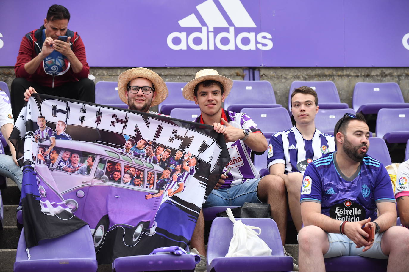 Fotos: Real Valladolid-Huesca. Búscate en la grada (7/8)