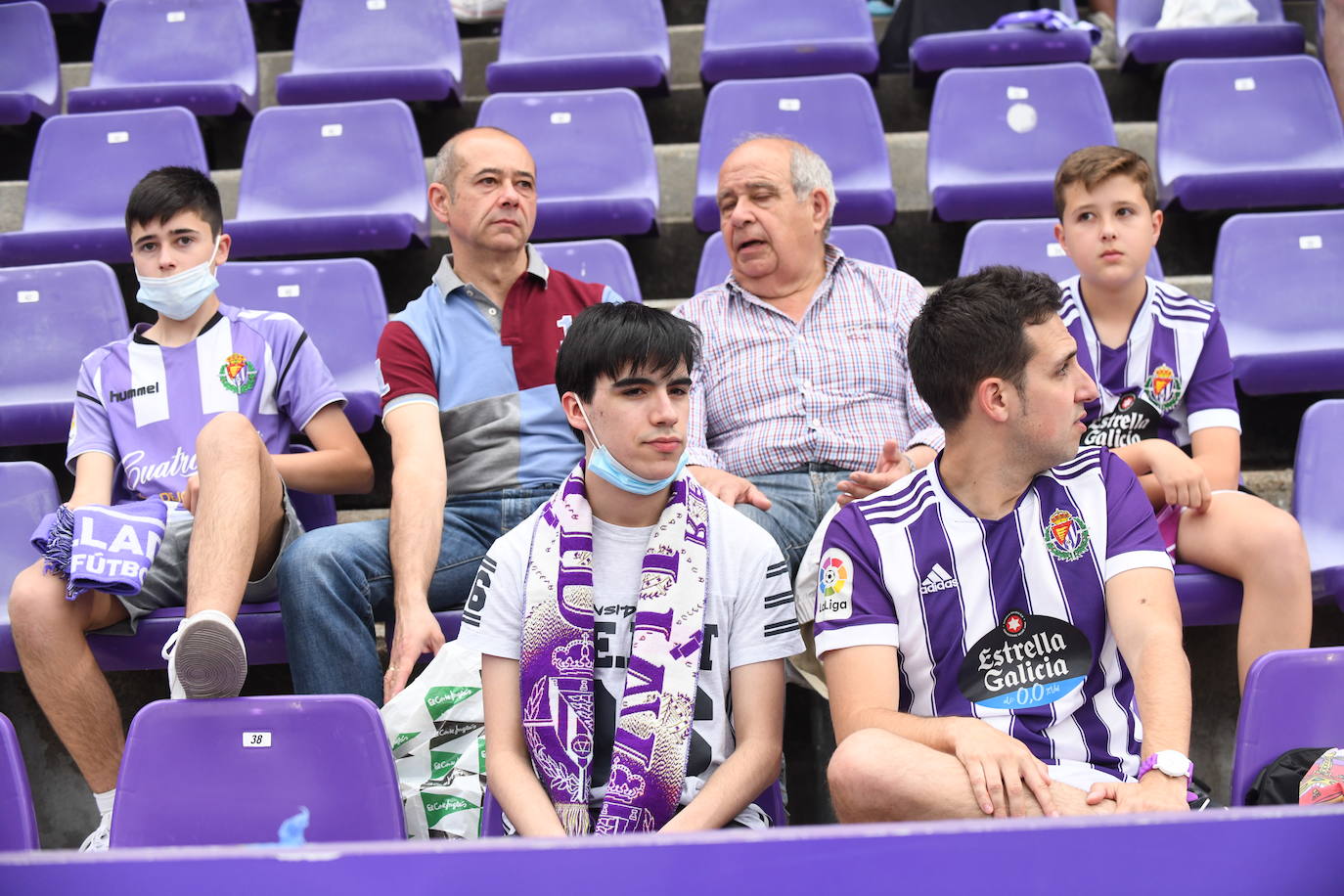 Fotos: Real Valladolid-Huesca. Búscate en la grada (7/8)