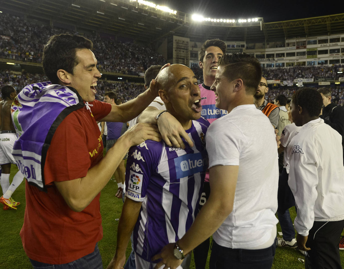 Jaime y Nafti celebran sobre el césped de Zorrilla y junto a sus compañeros el ascenso frente tras el choque ante el Alcorcón.