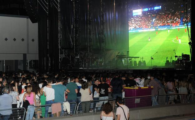 La organización instaló pantallas para seguir el partido de la Champions. 