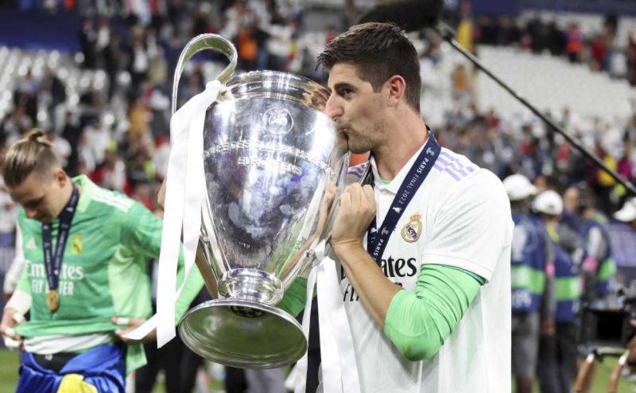 Thibaut Courtois besa el trofeo de la Liga de Campeones en el Stade de France. 