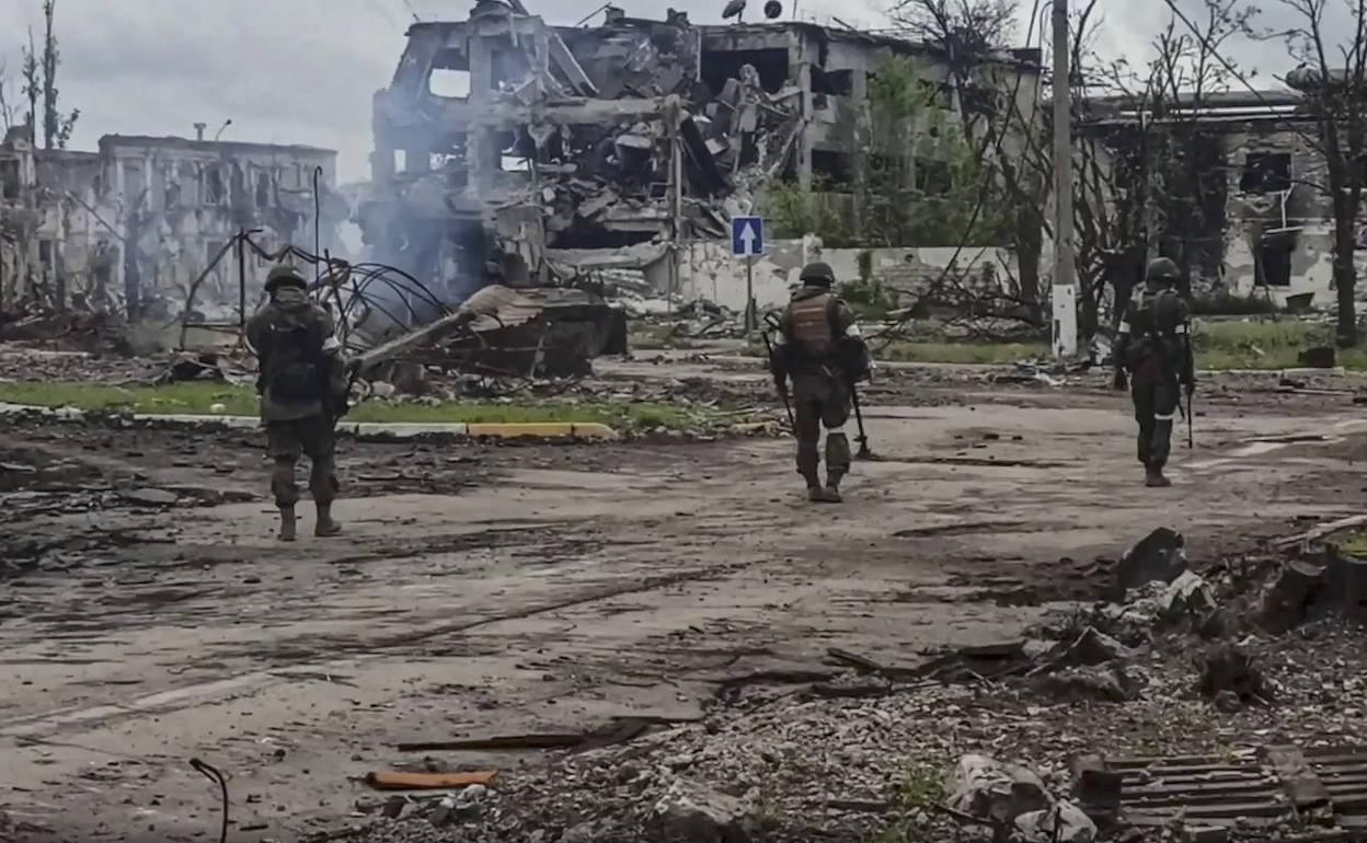 Militares rusos desminando el territorio de la planta de acero Azovstal en Mariupol.