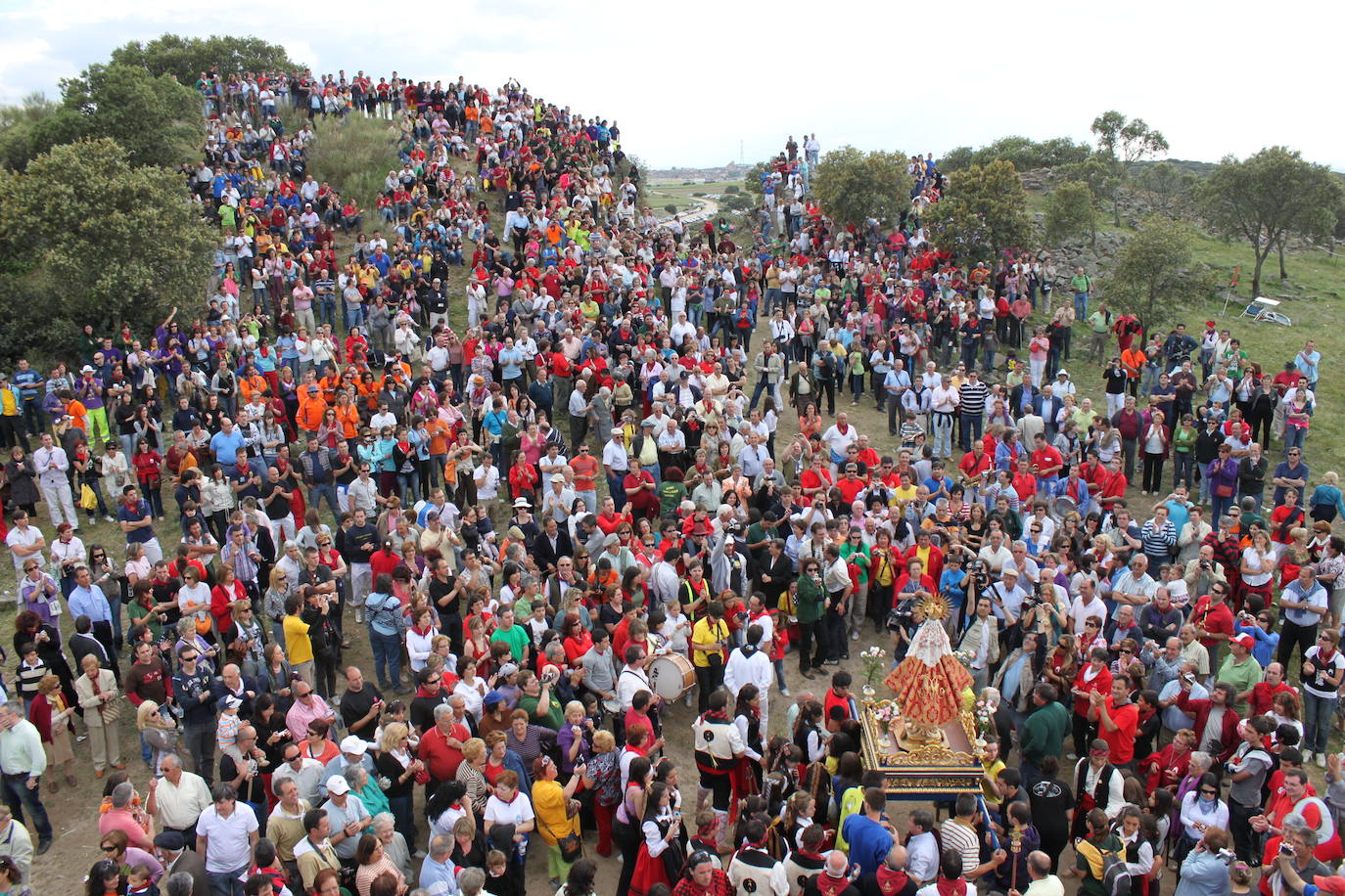 Cientos de personas, junto a la Virgen del Castillo.