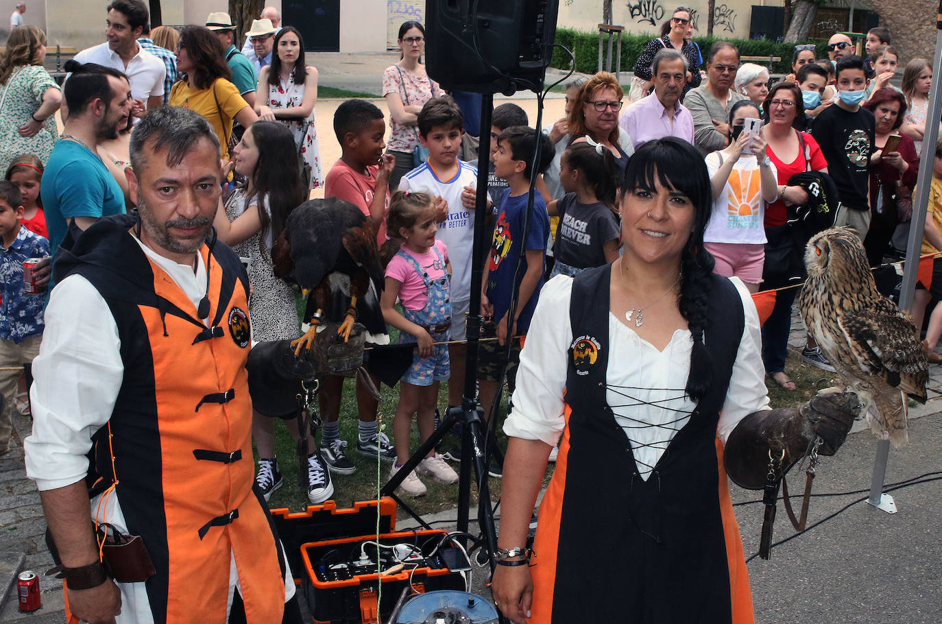 Gustavo Sebastián y Sheila Rincón posan con las aves minutos antes de la demostración. 