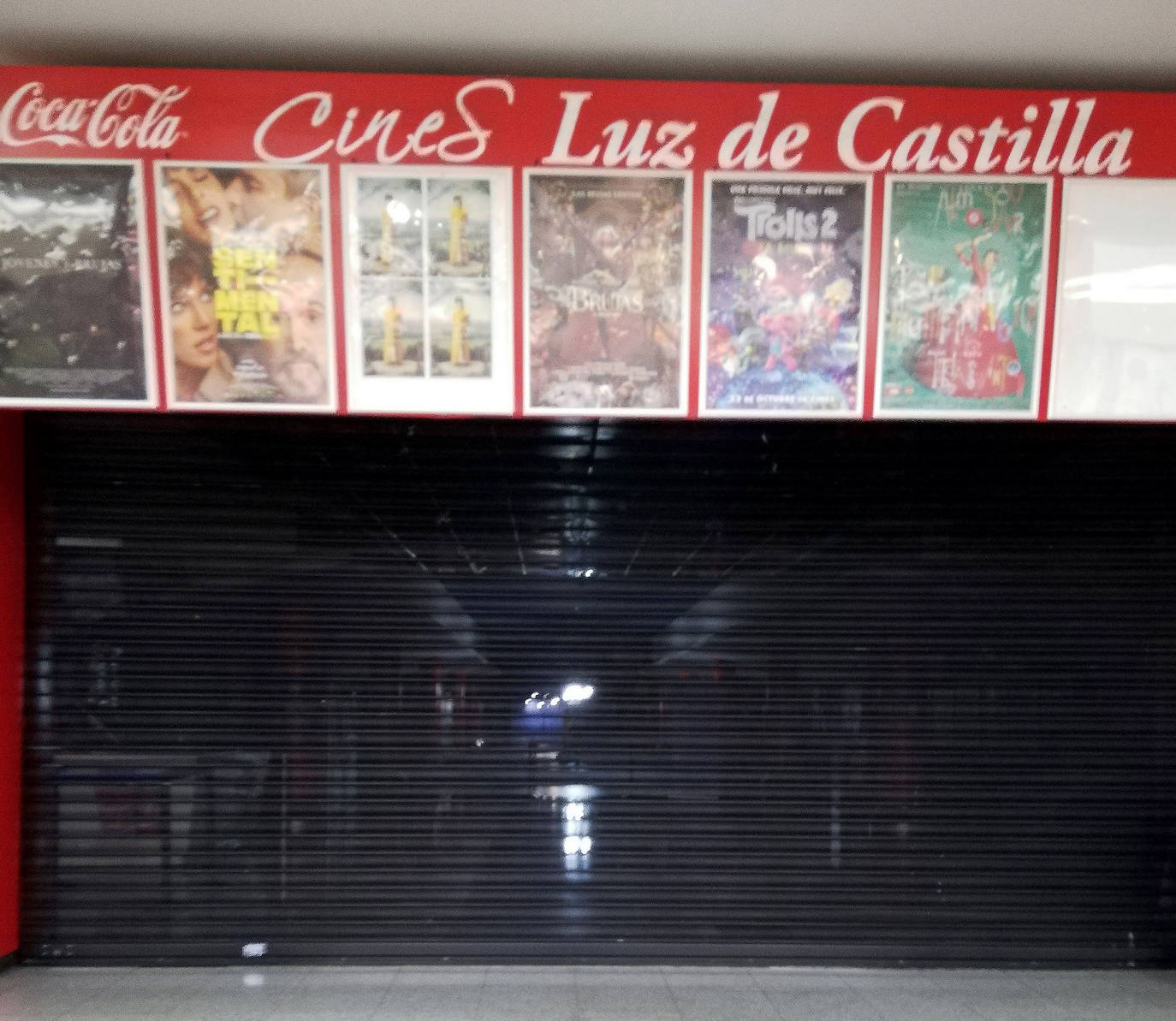 Acceso a las salas de cine del Luz de Castilla.