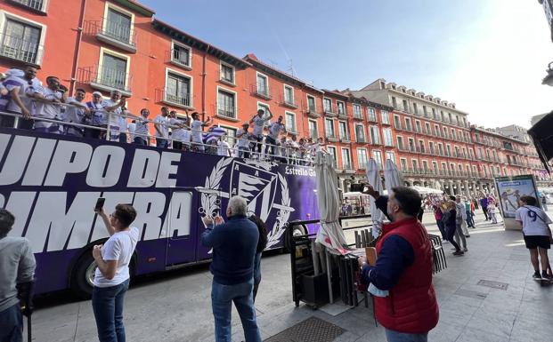 Galería. Saludos de la afición durante el recorrido.