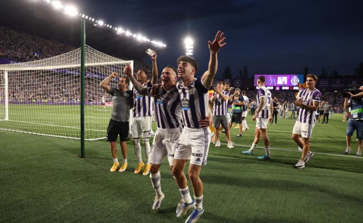 Mesa y Aguado, dos de los que seguirán, celebran con los aficionados el ascenso 