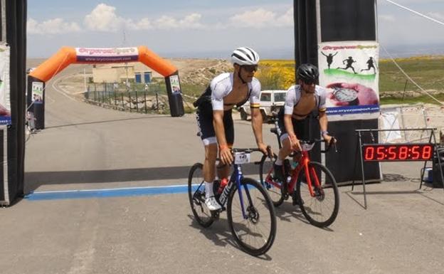 Imagen principal - Marco Rodero y Natalia Serrano se llevan la prueba de gran fondo de la IX Marcha Bedelalsa