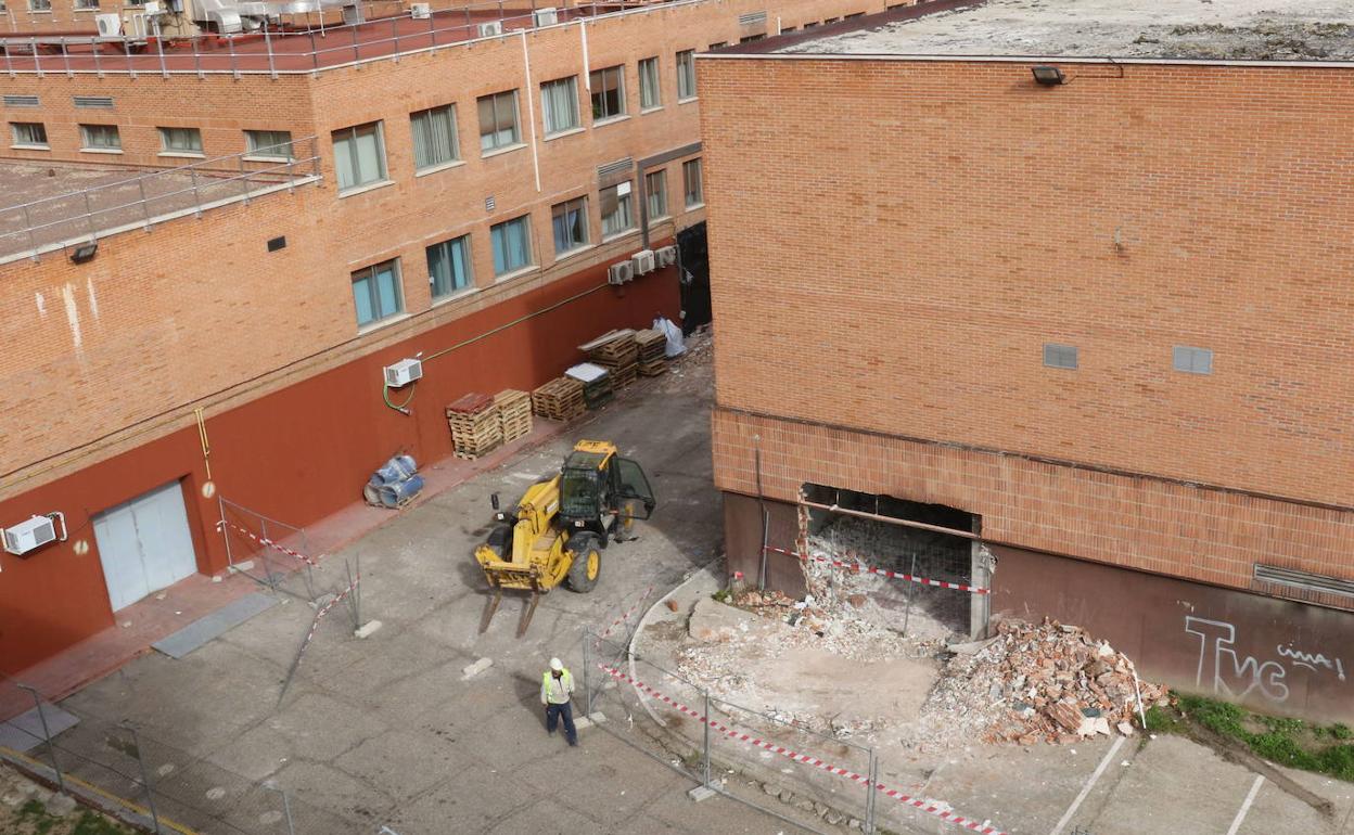 Demolición del edificio donde se van a construir las consultas externas. 