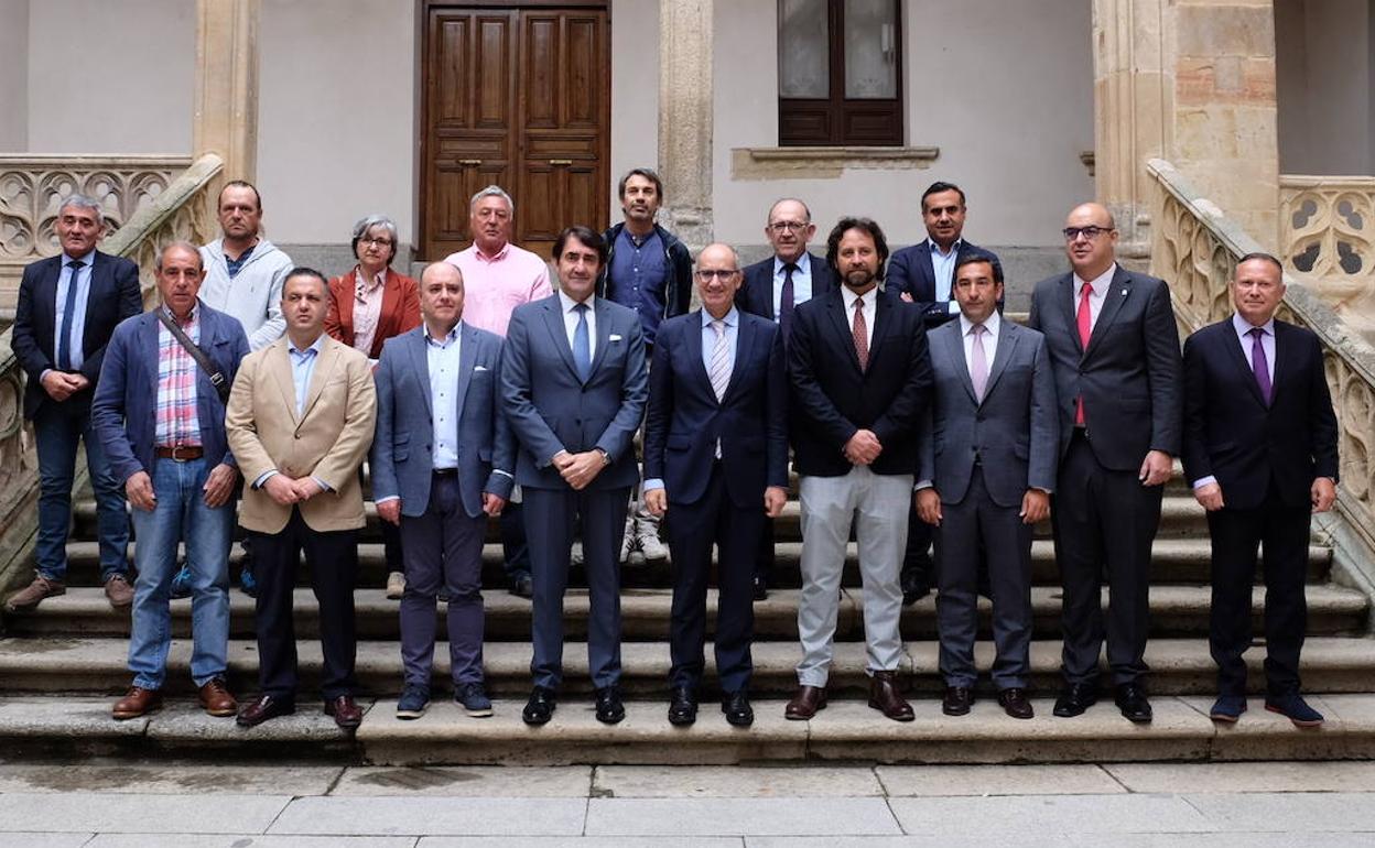 El consejero de Medio Ambiente, Vivienda y Ordenación del Territorio, Juan Carlos Suárez-Quiñones, posa en la Diputación de Salamanca con el presidente de La Salina Javier Iglesias, el presidente de la mancomunidad Sierra de Francia y alcalde de Sequeros, Mauricio Angulo, y el presidente de la mancomunidad Embalse de Béjar y alcalde de la ciudad textil, Antonio Cámara, entre otros. ,