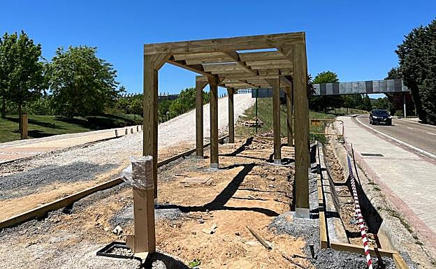 Pérgola junto a la pasarela que une el parque del Auditorio Miguel Delibes con el Cerro de las Contiendas.