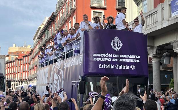 El autobús morado que se dio un baño de multitudes