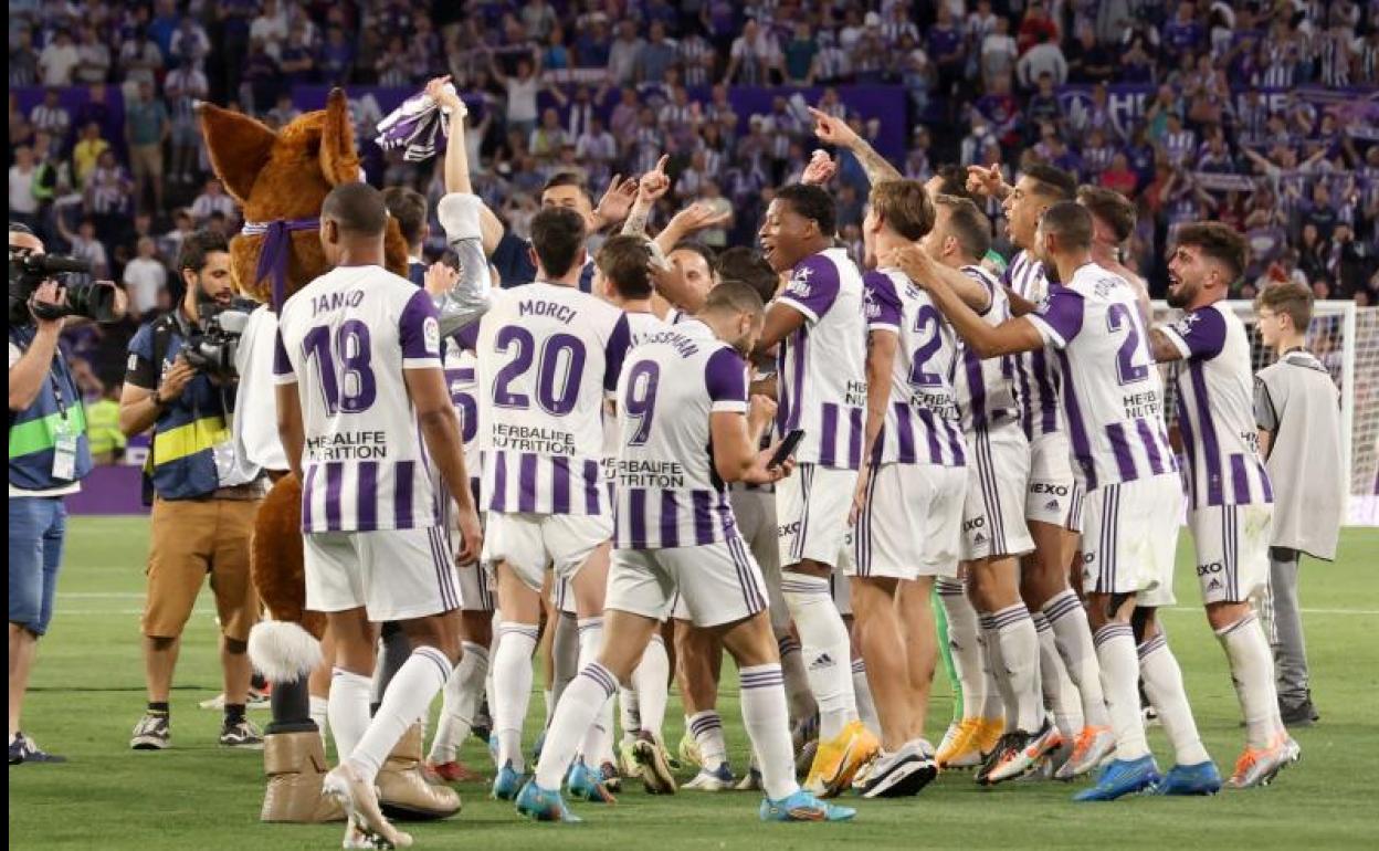 La plantilla celebra el ascenso con la mascota del club. 