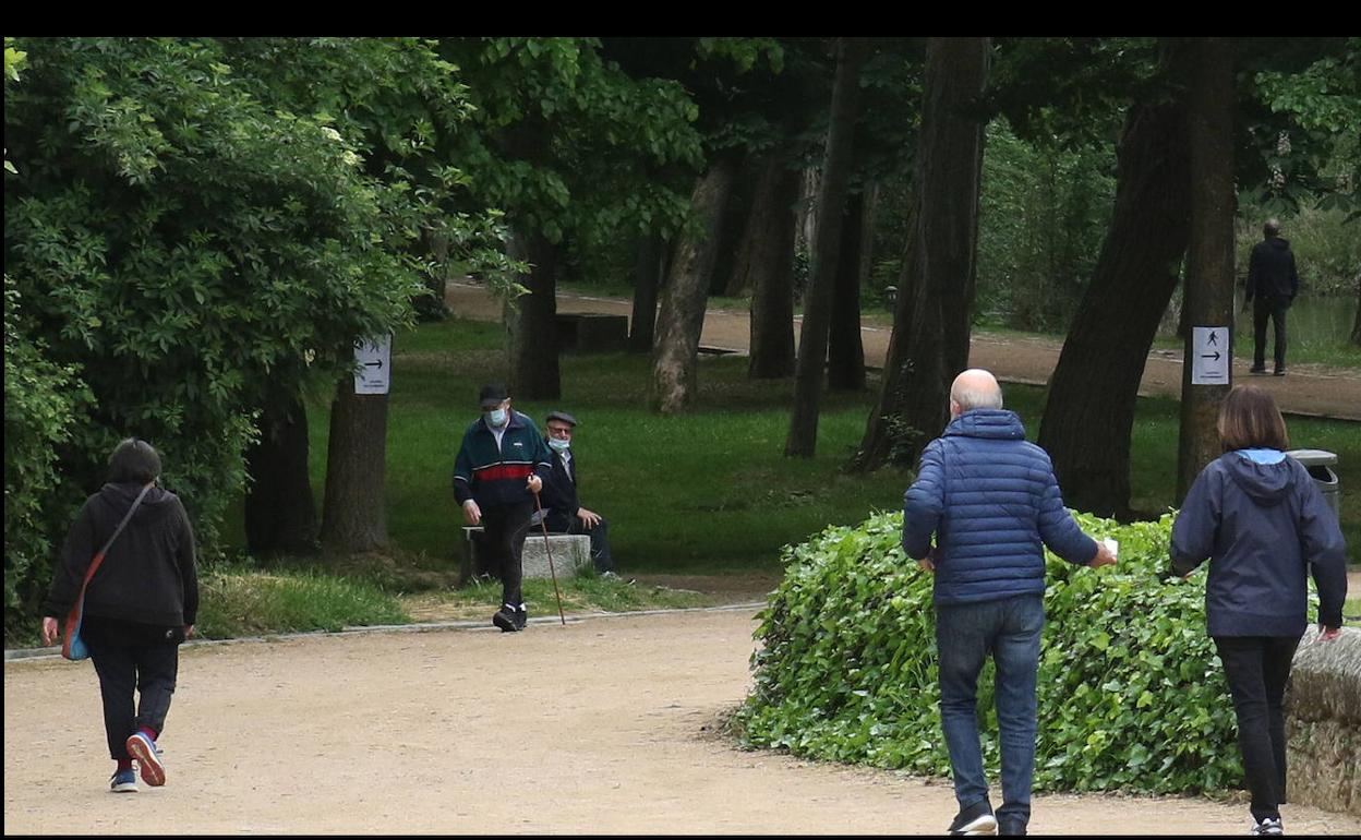 Gente paseando por la alameda del Parral, uno de los espacios sin humo.