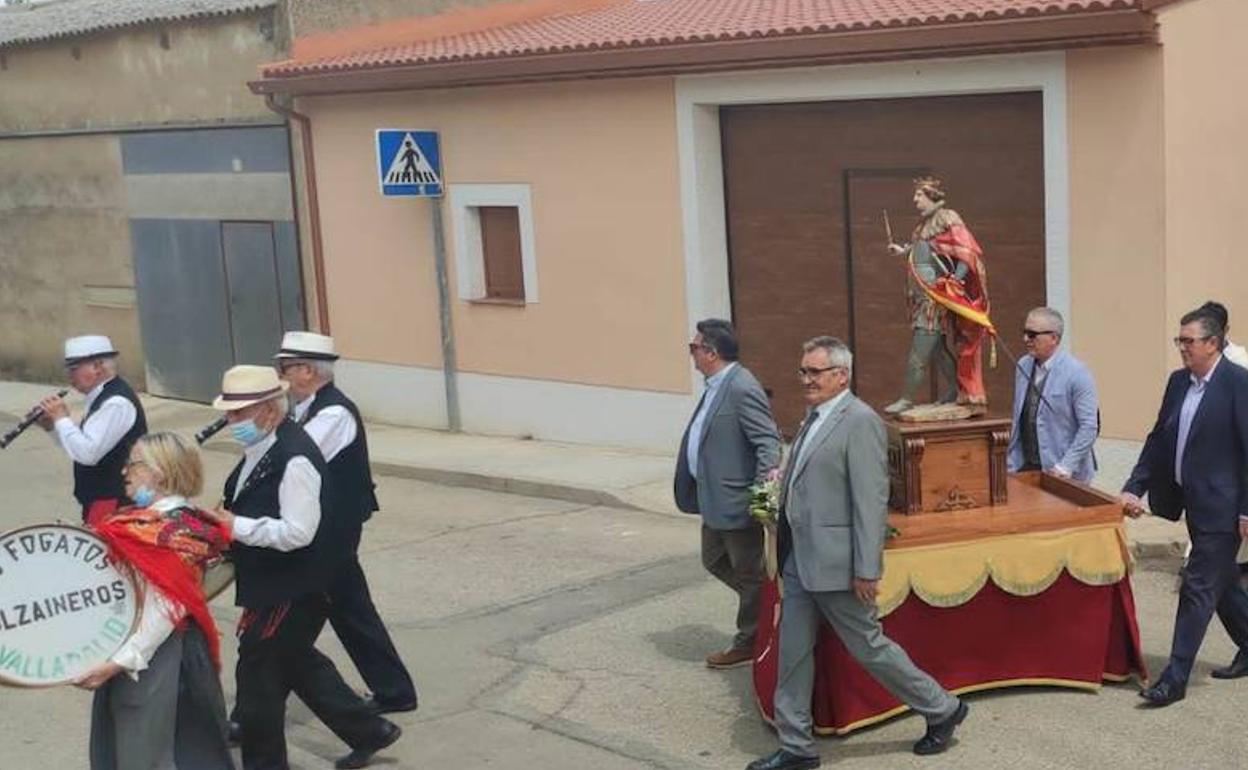 Procesio´ con la talla de San Fernando por las calles de Bolaños de Camñpos. 