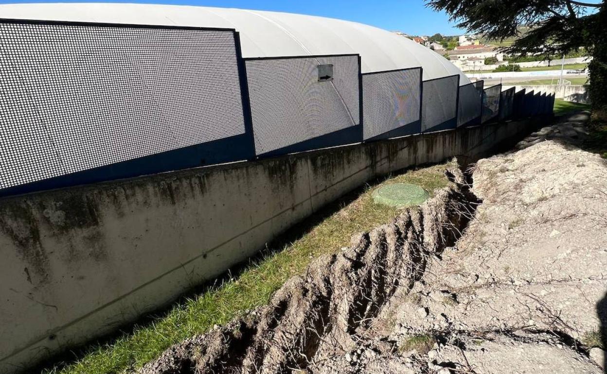 Obras en la piscina para calentar el vaso exterior de adultos.