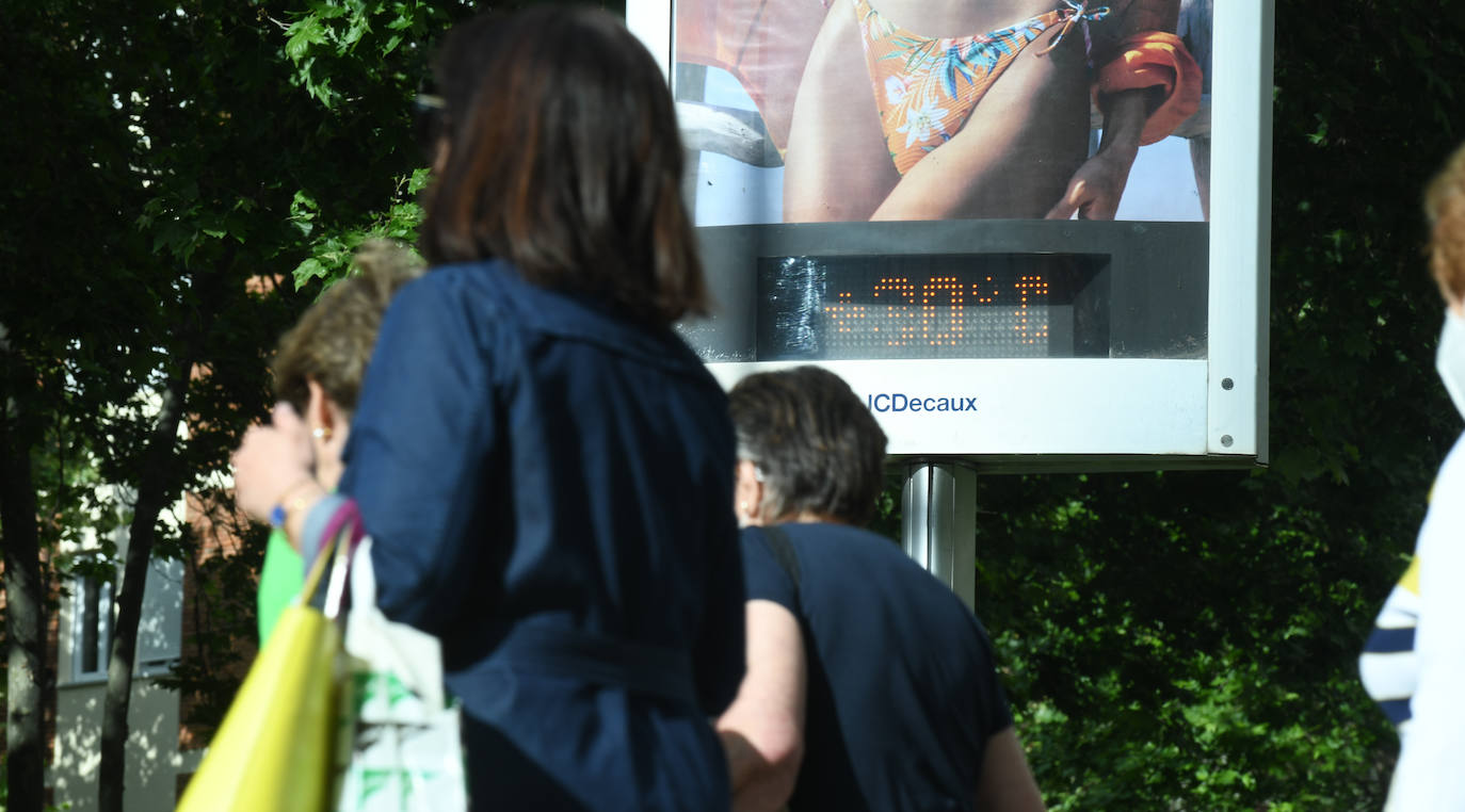 El termómetro marca 30 grados en la tarde del martes 31 de mayo en el paseo Zorrilla. 