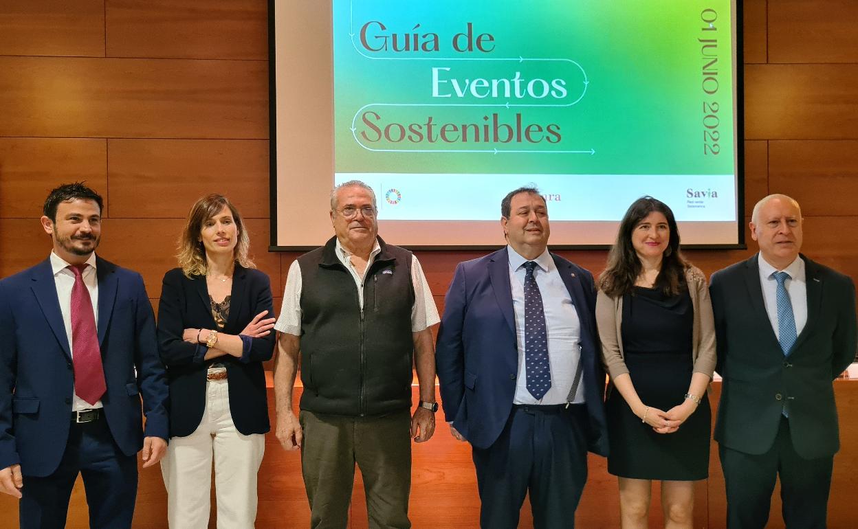 Participantes en la presentación de la guía en la Cámara de Comercio.