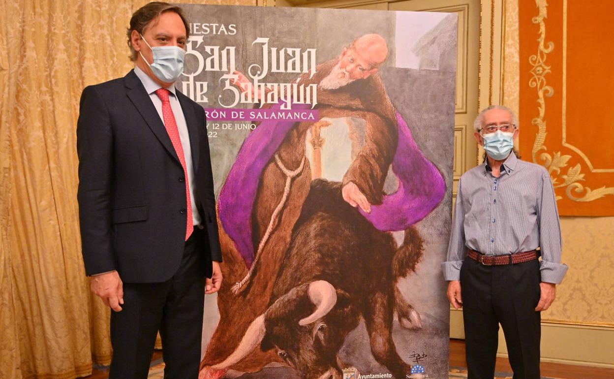El alcalde, con Jerónimo Prieto, autor del cartel de las fiestas de san Juan de Sahagún.