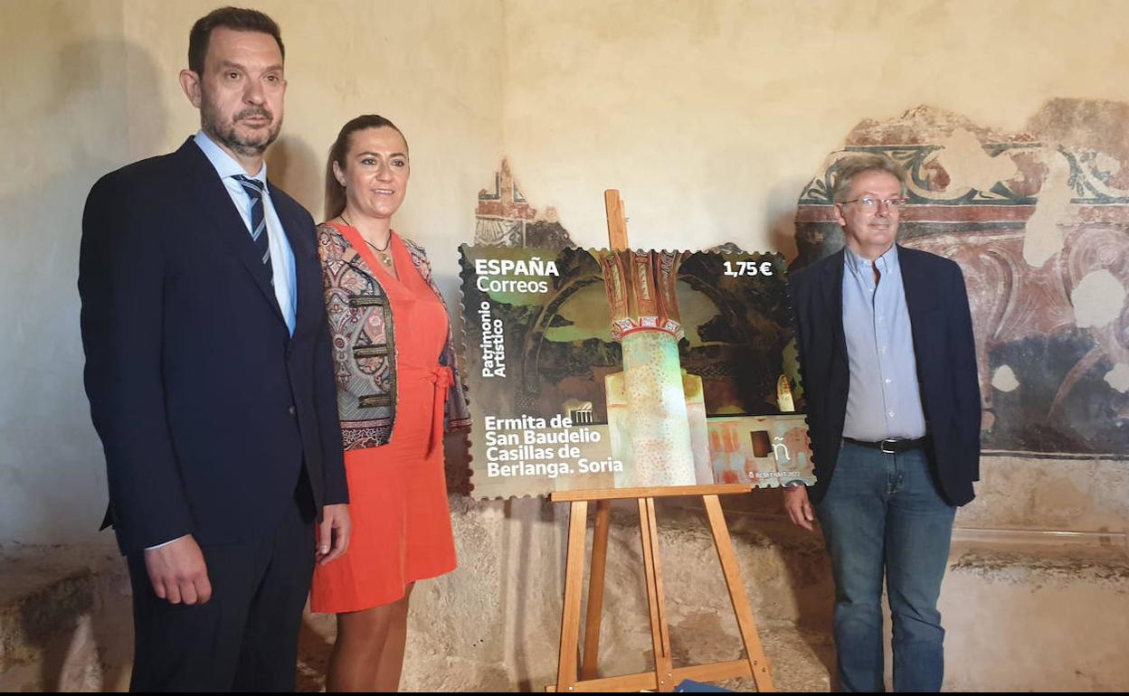 A la izquierda, Rafael Medina, secretario territorial de la Junta de Castilla y León en Soria, con Virginia Barcones, delegada del Gobierno en Castilla y León, y Julio González, secretario general de Correos, presentando el sello dedicado a la Ermita de San Baudelio. 