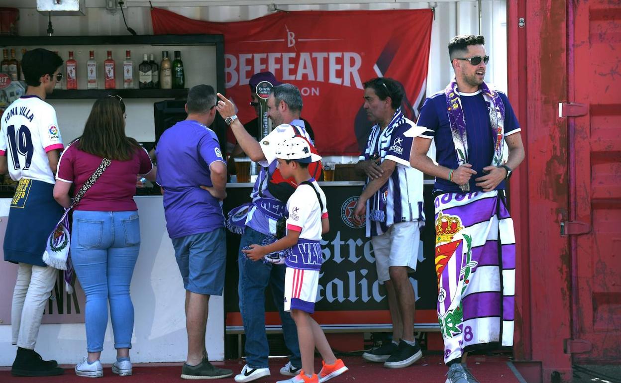 Varios aficionados piden una consumición en una de las barras instaladas en el estadio. 