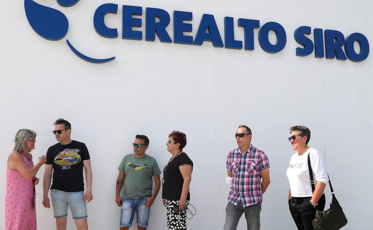 Miembros del comité de empresa, entre ellas la teniente de alcalde del Ayuntamiento, a la puerta de la fábrica. 