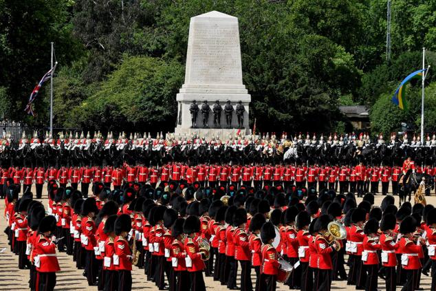 2 de junio | La guardia formada, con la banda, preparada para el desfile por tierra.