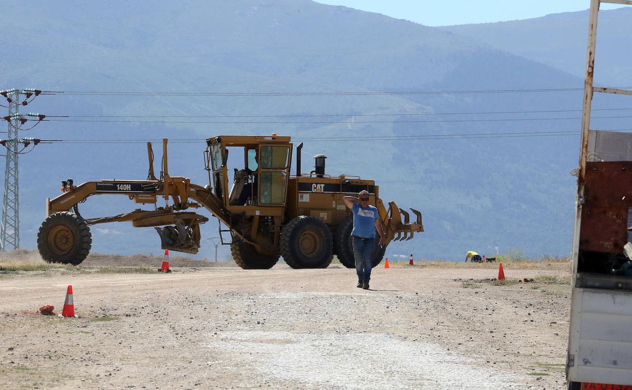 Una máquina trabaja en la parcela donde se ubicarán las ferias.