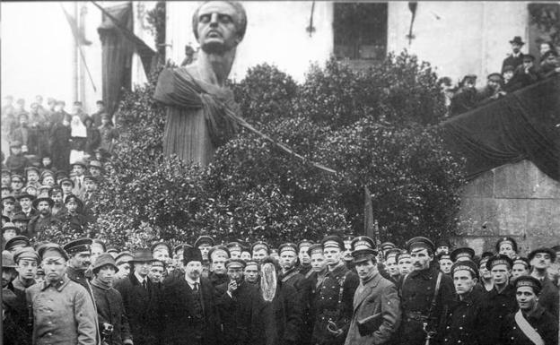 El revolucionario bolchevique G.E. Zinóviev en la inauguración de un monumento a los socialistas alemanes Ferdinand Lassalle y Karl Marx, Petrogrado 1918. La foto fue editada retrospectivamente por los censores soviéticos en la década de 1930, en la que el rostro de Zinóviev fue manchado. 