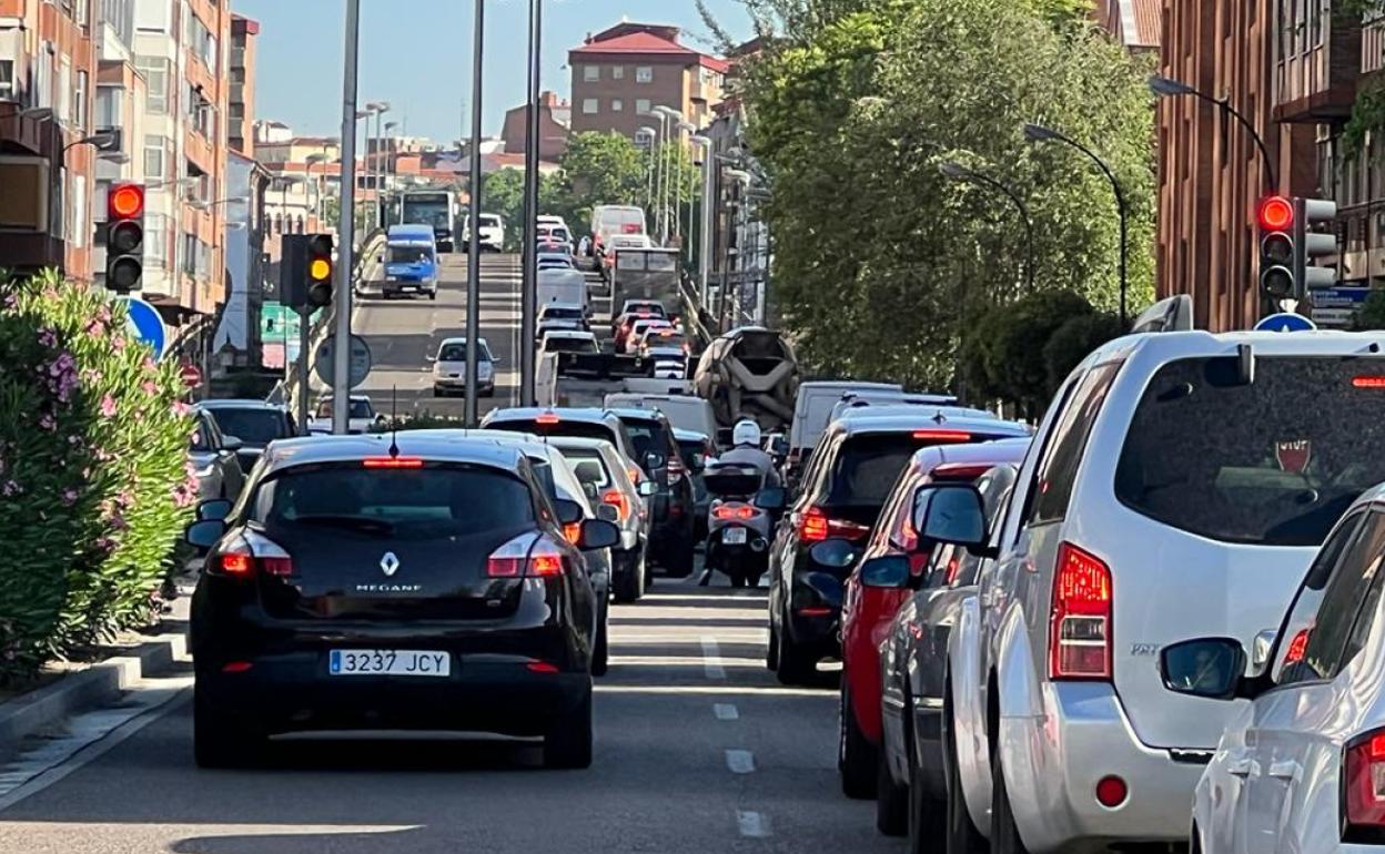 Decenas de coches, atascados esta mañana, en el Paseo Arco de Ladrillo de Valladolid. 