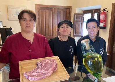 Imagen secundaria 1 - Jesús Gómez, propietario del Lagar del Mudo; Mila, Nati y Clara muestran un chuletón de buey morucha y el aceite, y por último, la viticultora Inma Badillo .