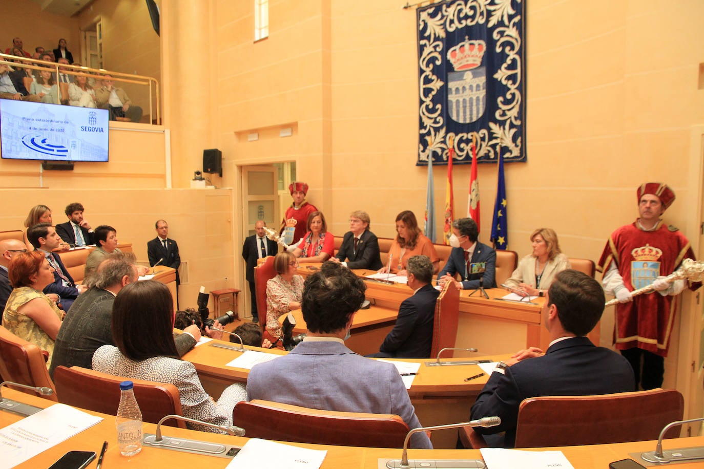 Pleno celebrado en el Ayuntamiento de Segovia para elegir como nueva alcaldesa a Clara Martín.