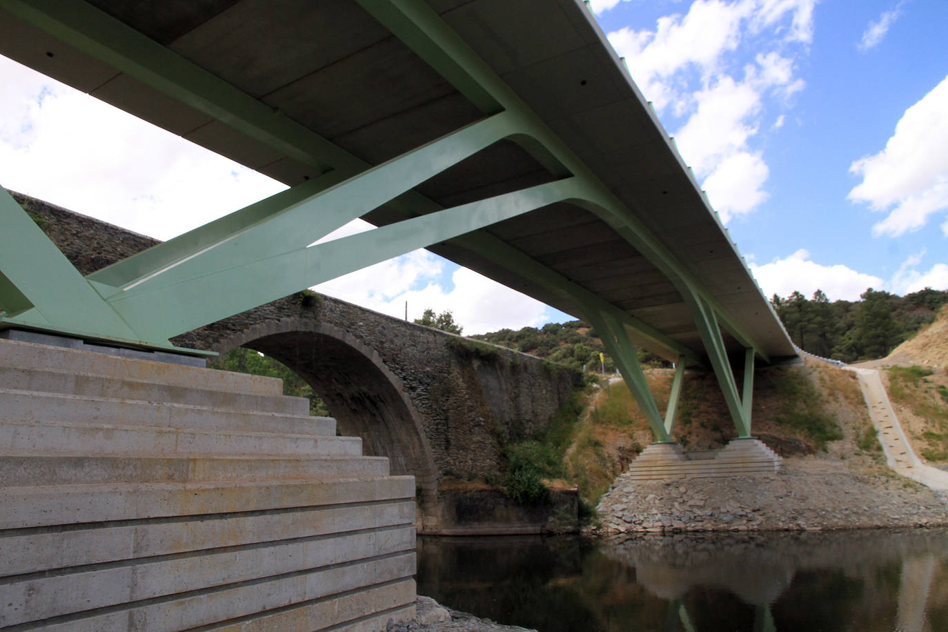 Nuevo puente de Bernardos sobre el Eresma construido junto al antiguo.