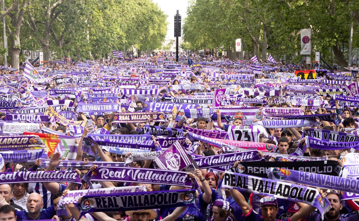 Miles de aficionados celebran el ascenso del Rela Vallaodlolid en el paseo central del Campo Grande. 